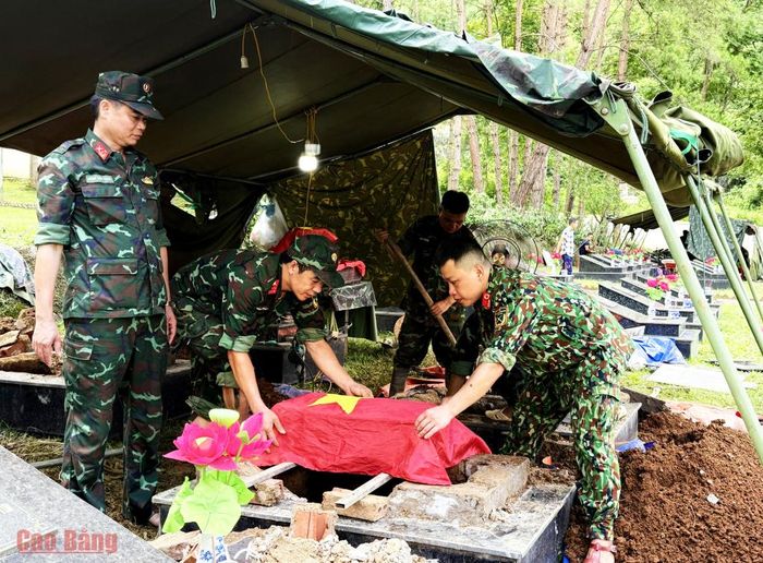 Lực lượng lấy mẫu ADN hài cốt tại Nghĩa trang Liệt sĩ Quảng Uyên.