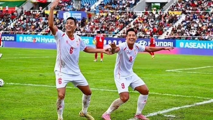 Các cầu thủ Myanmar ăn mừng bàn thắng.