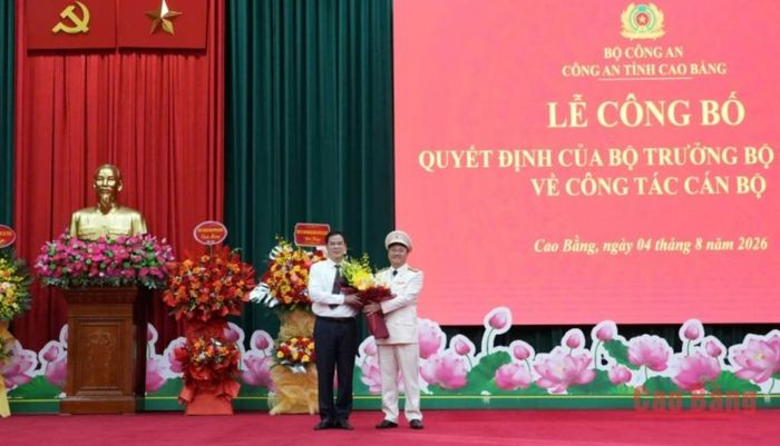 Đồng chí Vũ Hồng Quang, Phó Bí thư Tỉnh ủy, Chủ tịch Ủy ban MTTQ tỉnh tặng hoa chúc mừng Đại tá Lê Hồng Giang.