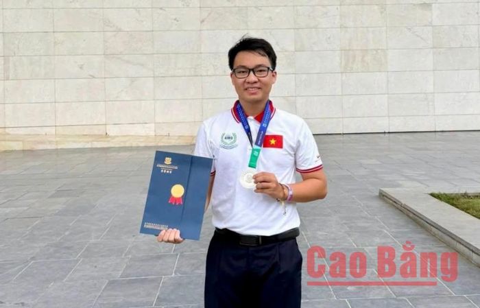 Em Vũ Xuân Hưng xuất sắc giành Huy chương Bạc tại Vòng Chung kết Quốc tế Đấu trường Toán học châu Á AIMO.