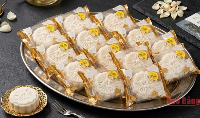Khâu đóng gói được thực hiện tỉ mỉ nhằm bảo đảm chất lượng và hình thức của từng chiếc bánh.