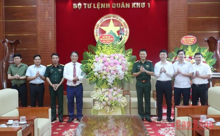 Đoàn công tác tỉnh Cao Bằng tặng hoa, chúc mừng Thiếu tướng Trần Xuân Mạnh được bổ nhiệm giữ chức Tư lệnh Quân khu 1.
