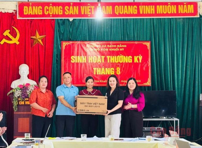 Đồng chí Nguyễn Ngọc Thư, Tỉnh ủy viên, Hiệu trưởng Trường Chính trị Hoàng Đình Giong và Lãnh đạo Đảng ủy xã Bạch Đằng tặng quà Chi bộ xóm Khuổi Rỳ.