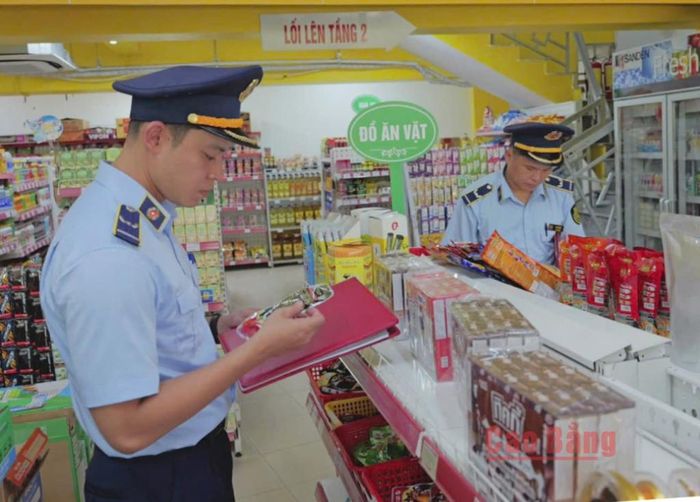 Cán bộ Đội Quản lý thị trường số 1 kiểm tra hàng hóa trên thị trường.