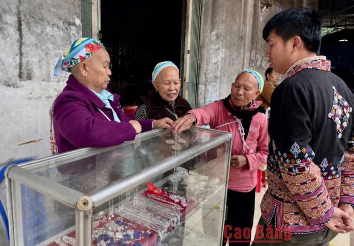Người dân tìm hiểu, trao đổi về những đồng bạc trắng tại cửa hàng bạc truyền thống tại chợ phiên xã Nguyên Bình.
