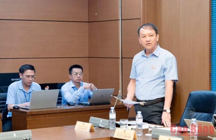 Đại biểu Sầm Minh Hồ, Phó Giám đốc Công an tỉnh phát biểu góp ý dự thảo Luật Hòa giải ở cơ sở (sửa đổi).