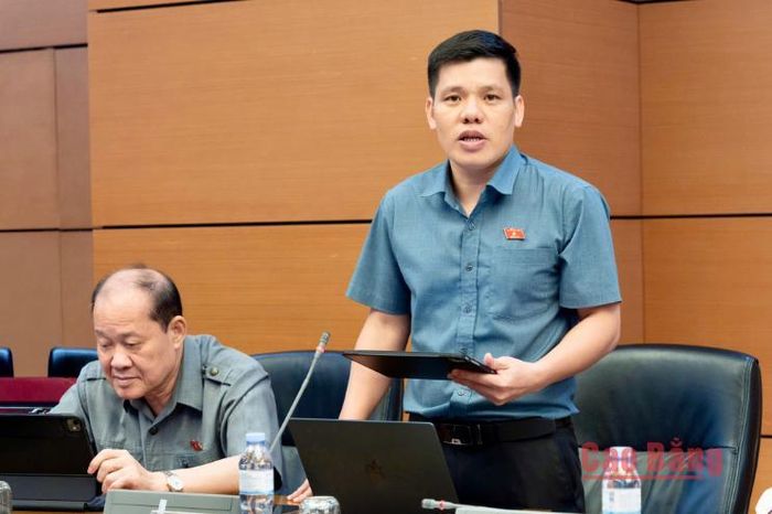 Đại biểu Dương Mạc Kiên, Phó Trưởng đoàn chuyên trách Đoàn đại biểu Quốc hội tỉnh phát biểu góp ý dự án Luật sửa đổi, bổ sung một số điều của Luật Người lao động Việt Nam đi làm việc ở nước ngoài theo hợp đồng.