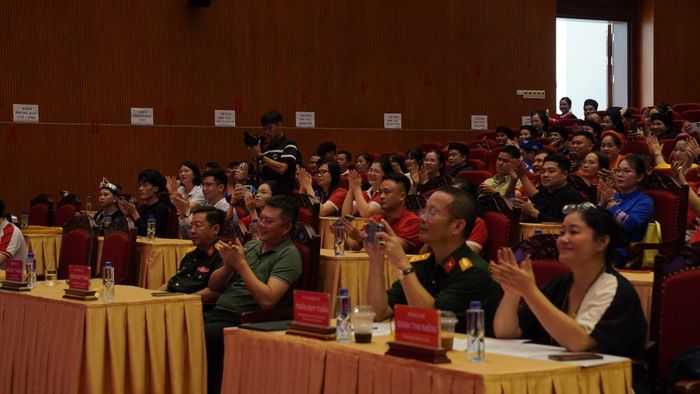 Khán giả hào hứng theo dõi các phần trình diễn, hòa mình vào không gian đậm đà bản sắc văn hóa.