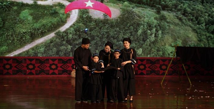 Thông điệp về gìn giữ và trao truyền bản sắc văn hóa Nùng An được đội thi Khối Phòng ban thể hiện qua hoạt cảnh trên sân khấu.