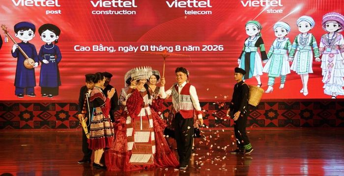 Nghi thức đón dâu được đội thi Viettel Bảo Lâm lồng ghép trong phần trình diễn trang phục truyền thống của đồng bào Mông.
