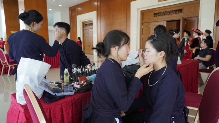 Các đội thi chuẩn bị trước khi lên sân khấu.