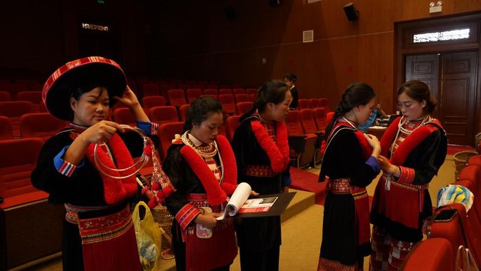 Các thành viên đội thi Viettel Nguyên Bình trong trang phục truyền thống của đồng bào Dao Đỏ trước giờ biểu diễn.