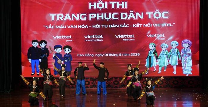 Sắc màu trang phục truyền thống của dân tộc Lô Lô trong phần trình diễn của đội thi Viettel Hạ Lang.