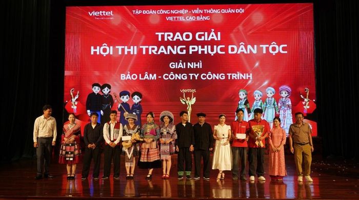 Ban Tổ chức trao giải cho các đội thi đạt thành tích cao tại Hội thi trình diễn trang phục dân tộc.