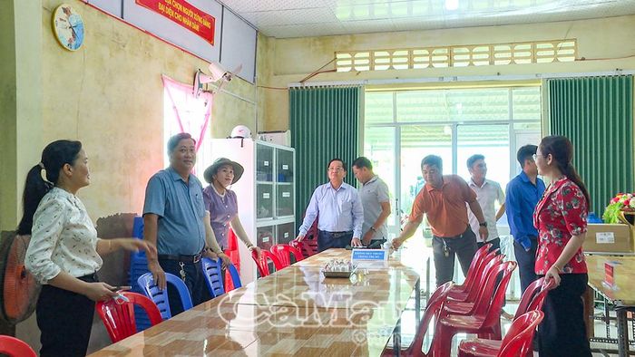 Đoàn công tác khảo sát trụ sở ấp Diêm Điền.