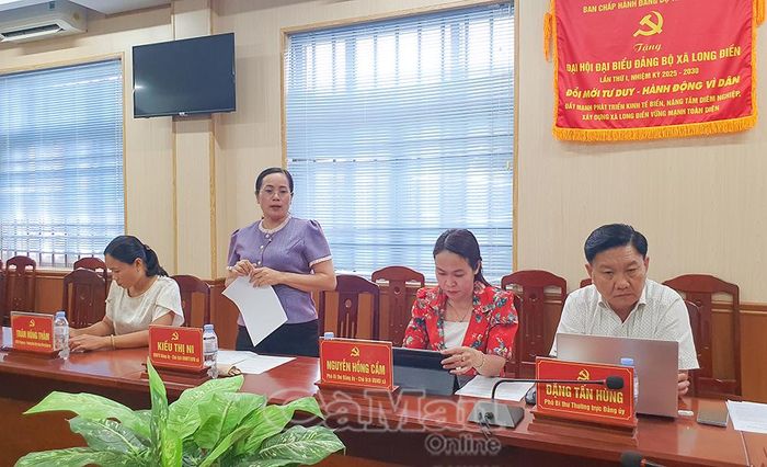  Bà Kiều Thị Ni, Chủ tịch Ủy ban MTTQVN xã Long Điền báo cáo tình hình công tác mặt trận của xã.