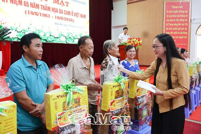 Phó Bí thư Thường trực Đảng ủy xã Đầm Dơi Lục Thùy Dương trao quà cho nạn nhân da cam.
