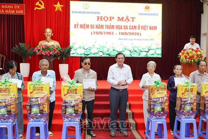 Phó Chủ tịch Hội Nạn nhân chất độc da cam/dioxin tỉnh Cà Mau Nguyễn Xuân Tình trao phần quà đến 50 nạn nhân da cam tại xã Đầm Dơi.