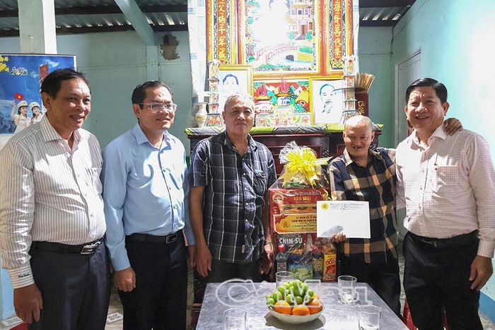 Phó Chủ tịch UBND tỉnh Ngô Vũ Thăng tặng quà gia đình anh Trần Thanh Bình, nạn nhân chất độc da cam ở Ấp 2.