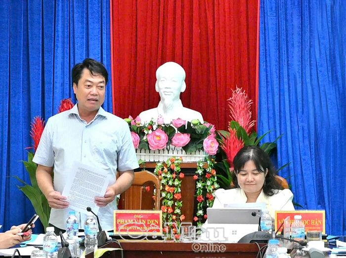 Chủ tịch UBND xã Cái Đôi Vàm Phạm Văn Den báo cáo kết quả triển khai thực hiện mục tiêu tăng trưởng GRDP của địa phương.