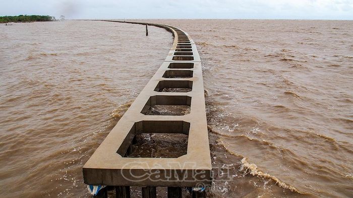  Kè chắn sóng, phòng sạt lở bên bờ Nam cửa biển Sông Đốc.