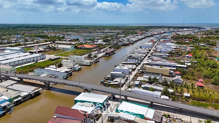Cửa biển xã Cái Đôi Vàm có dân cư sinh sống đông đúc. Việc đầu tư kịp thời kè phòng, chống sạt lở bờ biển góp phần nâng cao khả năng phòng, chống sạt lở, ứng phó với biến đổi khí hậu, bảo vệ rừng phòng hộ và tạo điều kiện phát triển sinh kế bền vững cho người dân khu vực ven biển.