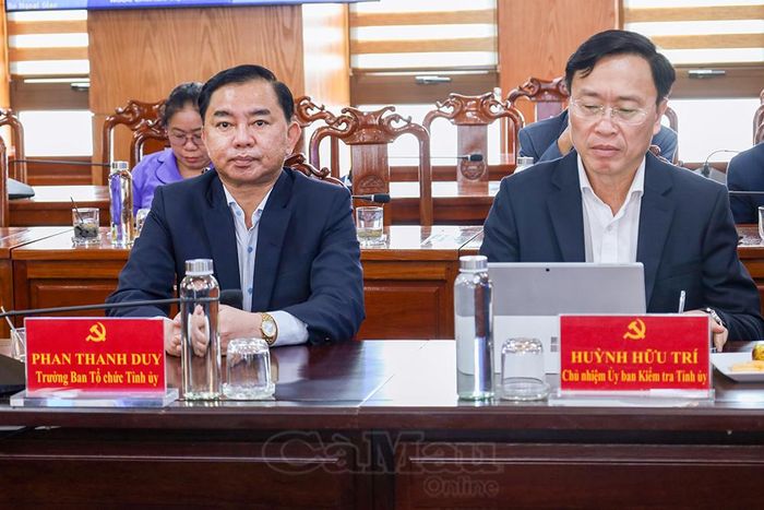 Các đồng chí lãnh đạo tỉnh tham dự hội nghị tại điểm cầu Cà Mau.