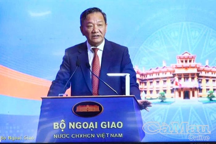  Đại sứ Việt Nam tại Lào Nguyễn Minh Tâm trình bày tham luận về công tác đối ngoại và hợp tác quốc tế. (Ảnh chụp màn hình)