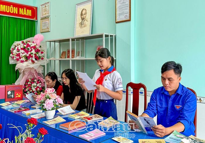 Em Huỳnh Khánh Vân kể mẩu chuyện “Hai bàn tay” với nội dung về hành trình Bác Hồ ra đi tìm đường cứu nước bằng chính đôi tay lao động của mình.