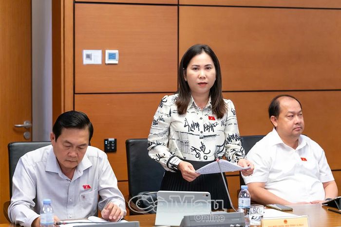 Đại biểu Lê Thị Ngọc Linh phát biểu góp ý dự án Luật sửa đổi, bổ sung một số điều của Luật Người lao động Việt Nam đi làm việc ở nước ngoài theo hợp đồng.