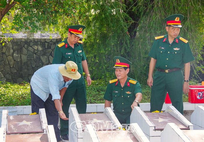  Đại tá Lê Quang Luật, Phó Chính ủy Bộ CHQS tỉnh Cà Mau (thứ 2, từ phải sang), kiểm tra vị trí khai quật lấy mẫu HCLS.