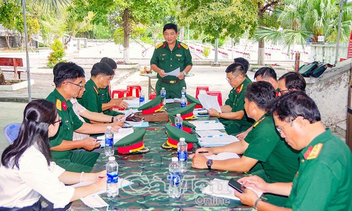 Đại tá Nguyễn Thúc Linh đề nghị Đội tìm kiếm, quy tập hài cốt liệt sĩ (lâm thời) Bộ CHQS tỉnh Cà Mau tiếp tục khảo sát, xác minh thông tin các phần mộ liệt sĩ chưa được quy tập trên địa bàn tỉnh.