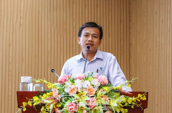 Đại diện Công ty TNHH De Heus, tham luận về vai trò của doanh nghiệp trong hỗ trợ kỹ thuật, liên kết sản xuất và cam kết đồng hành triển khai 1.000 ha mô hình RAS-IMTA theo kế hoạch phối hợp.