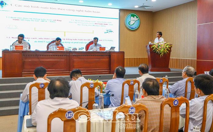 PGS, TS Lê Quốc Việt, Trường Thủy sản - Đại học Cần Thơ, trình bày tham luận về giải pháp hoàn thiện quy trình kỹ thuật nuôi tôm siêu thâm canh tuần hoàn kết hợp đa loài (CTU-RAS) và khả năng ứng dụng tại Cà Mau.