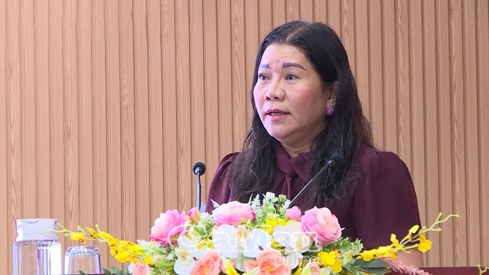 Bà Mai Xuân Hương, Phó Trưởng phòng Quản lý Khoa học, Sở Khoa học và Công nghệ, báo cáo kết quả triển khai Kế hoạch nhân rộng mô hình nuôi tôm thẻ chân trắng siêu thâm canh tuần hoàn ít thay nước, an toàn sinh học (RAS-IMTA) trên địa bàn tỉnh.