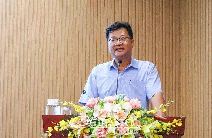 Ông Lê Thanh Đăng, đại diện UBND xã Đầm Dơi, chia sẻ kết quả triển khai mô hình RAS-IMTA tại địa phương, đồng thời nêu những khó khăn về quy hoạch, hạ tầng và đề xuất giải pháp thực hiện.