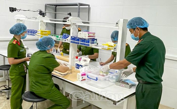 Cán bộ Viện Khoa học hình sự (Bộ Công an) cùng Tổ công tác Ban Chỉ đạo tỉnh Cà Mau đối chiếu hồ sơ, kiểm tra các mẫu sinh phẩm theo đúng quy trình kỹ thuật.