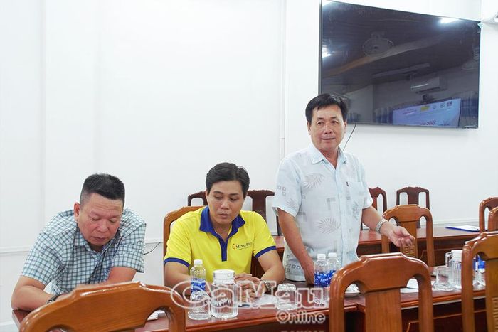 Ông Phạm Đến Tiếp, ấp Nhưng Miên, Xã Phan Ngọc Hiển, chia sẻ hiệu quả kinh tế từ mô hình nuôi tôm sinh thái dưới tán rừng.