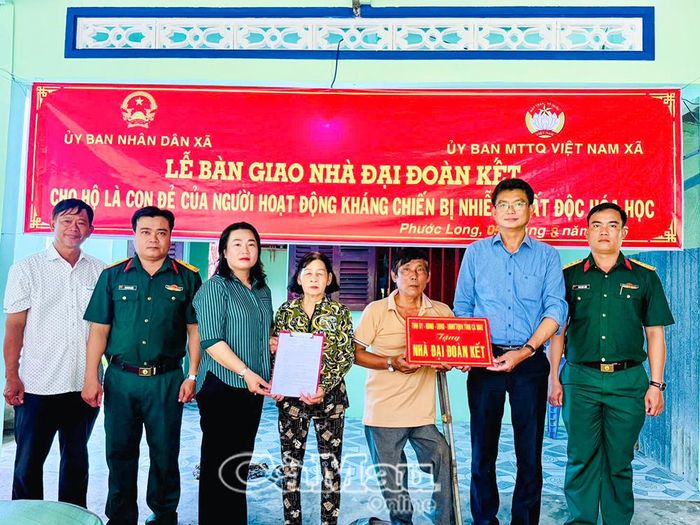 Niềm vui của gia đình ông Lương Vũ Hòa khi nhận bàn giao căn nhà được sửa chữa khang trang từ nguồn hỗ trợ của Quỹ Vì người nghèo tỉnh Cà Mau.