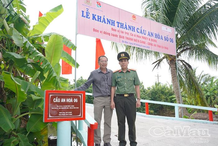 Đại tá Lê Tấn Vinh, Phó Bí thư Đảng ủy, Phó Giám đốc Công an tỉnh và ông Nguyễn Cảnh Hạnh, Phó Chủ tịch UBND xã Đá Bạc thực hiện nghi thức kéo băng khánh thành cầu An Hòa 6.