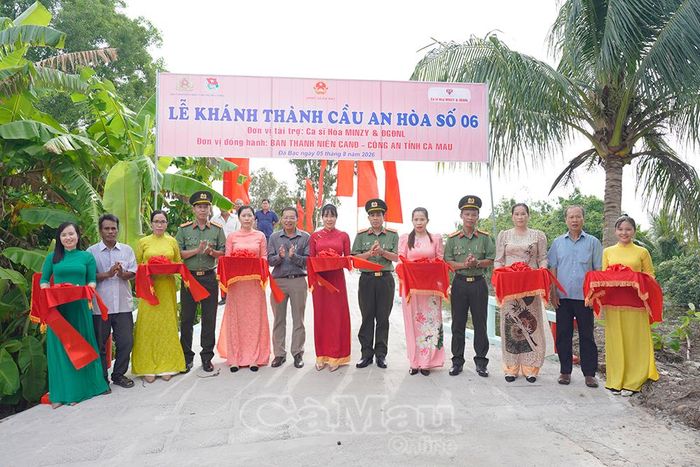 Các đại biểu thực hiện nghi thức cắt băng khánh thành cầu giao thông nông thôn An Hòa 6.
