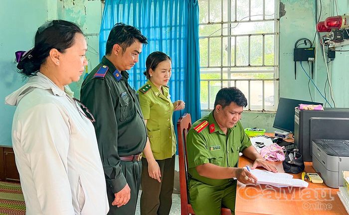 Các đơn vị ký biên bản bàn giao, tiếp nhận cá thể kỳ đà hoa.