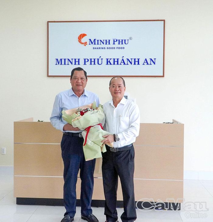  Lãnh đạo Công ty TNHH Chế biến thủy sản Minh Phú Khánh An tặng hoa, chào mừng đồng chí Lâm Văn Bi, Phó Chủ tịch Thường trực UBND tỉnh đến làm việc.
