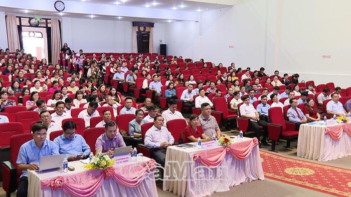Hơn 280 đại biểu đến từ các trường mầm non, mẫu giáo trên toàn tỉnh tham dự hội nghị.