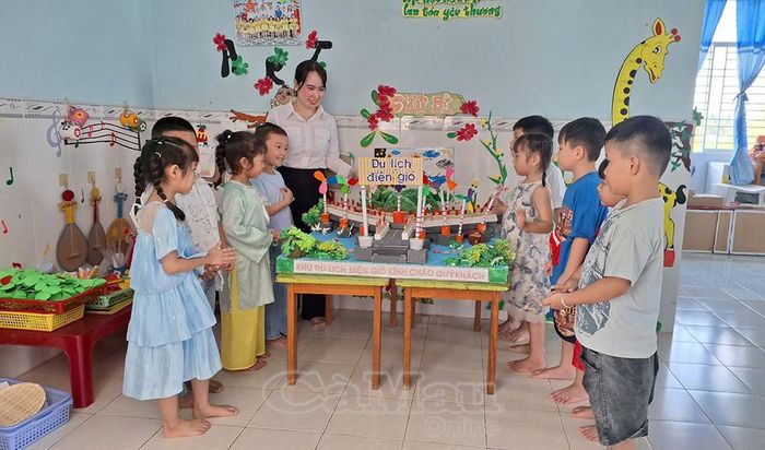 Giáo viên Trường Mầm non Vĩnh Thanh, xã Vĩnh Thanh ứng dụng STEAM trong giảng dạy.