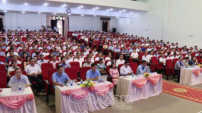 Hơn 300 đại biểu là cán bộ quản lý, giáo viên cốt cán đến từ các trường tiểu học trên toàn tỉnh tham dự hội nghị.