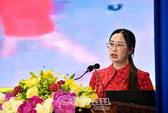 Hiệu trưởng Trường Mầm non Mai Vàng (Xã Hồng Dân) Dương Thị Liên chia sẻ biện pháp xây dựng môi trường giáo dục lấy trẻ làm trung tâm.