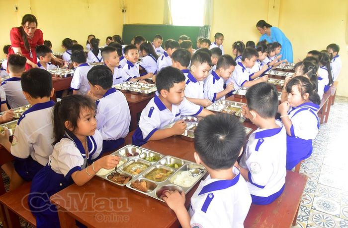 Chất lượng bữa ăn bán trú, chế độ dinh dưỡng cho học sinh được các trường đặc biệt chú trọng.