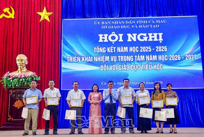 Khen thưởng cho các đơn vị có học sinh đoạt giải cao tại kỳ thi Trạng Nguyên Tiếng Việt cấp quốc gia năm học 2025-2026.