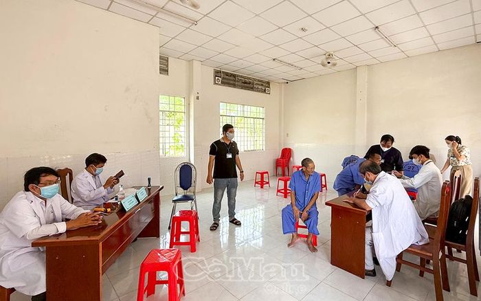 Khám, chăm sóc sức khỏe cho bệnh nhân tại Trung tâm Nuôi dưỡng người tâm thần tỉnh Cà Mau.